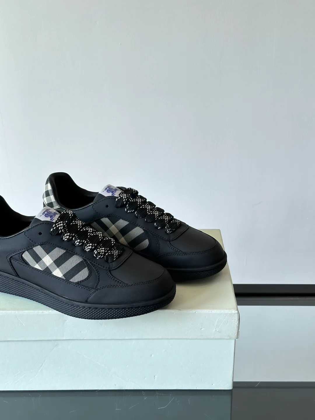 p400💰Men's Shoes ▫️B's men's classic low-top sneakers are reinterpreted with Vintage retro plaid cotton and cowhide materials, and are decorated with a new brand logo. Features embossed Burberry lettering logo on heel and original outsole! Size: 38-44 (45.46 customized)